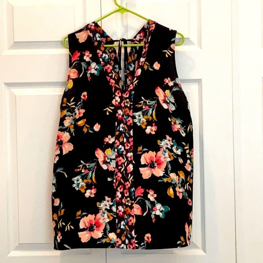 # Sleeveless 2X black floral blouse